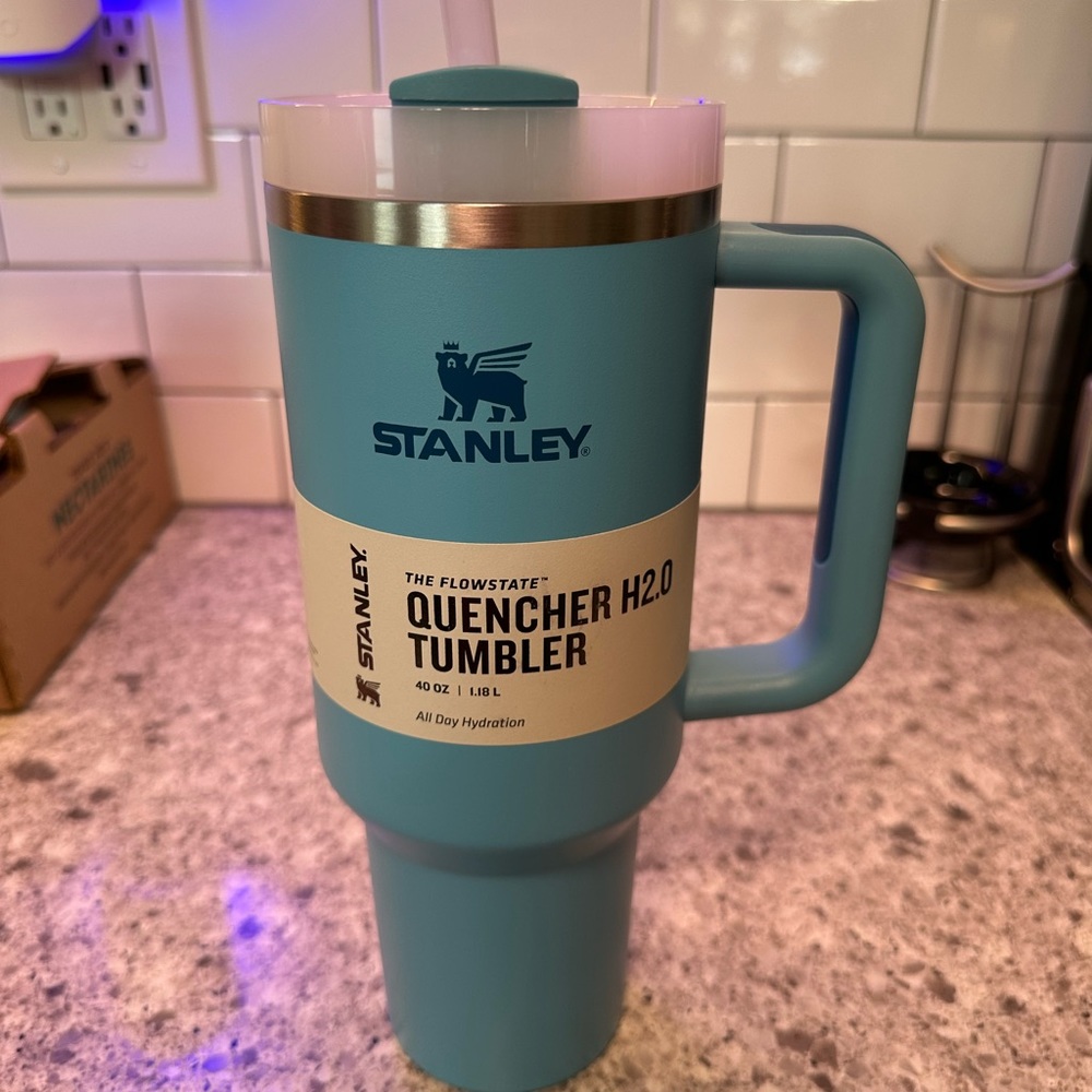 Stanley 40 oz. Quencher H2.0 FlowState Tumbler Pool Side NWT